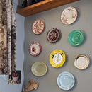 Suporte Gancho Mola Dourada Prato Decorativo Parede Pendura (14 a 24 cm) Minha loja 